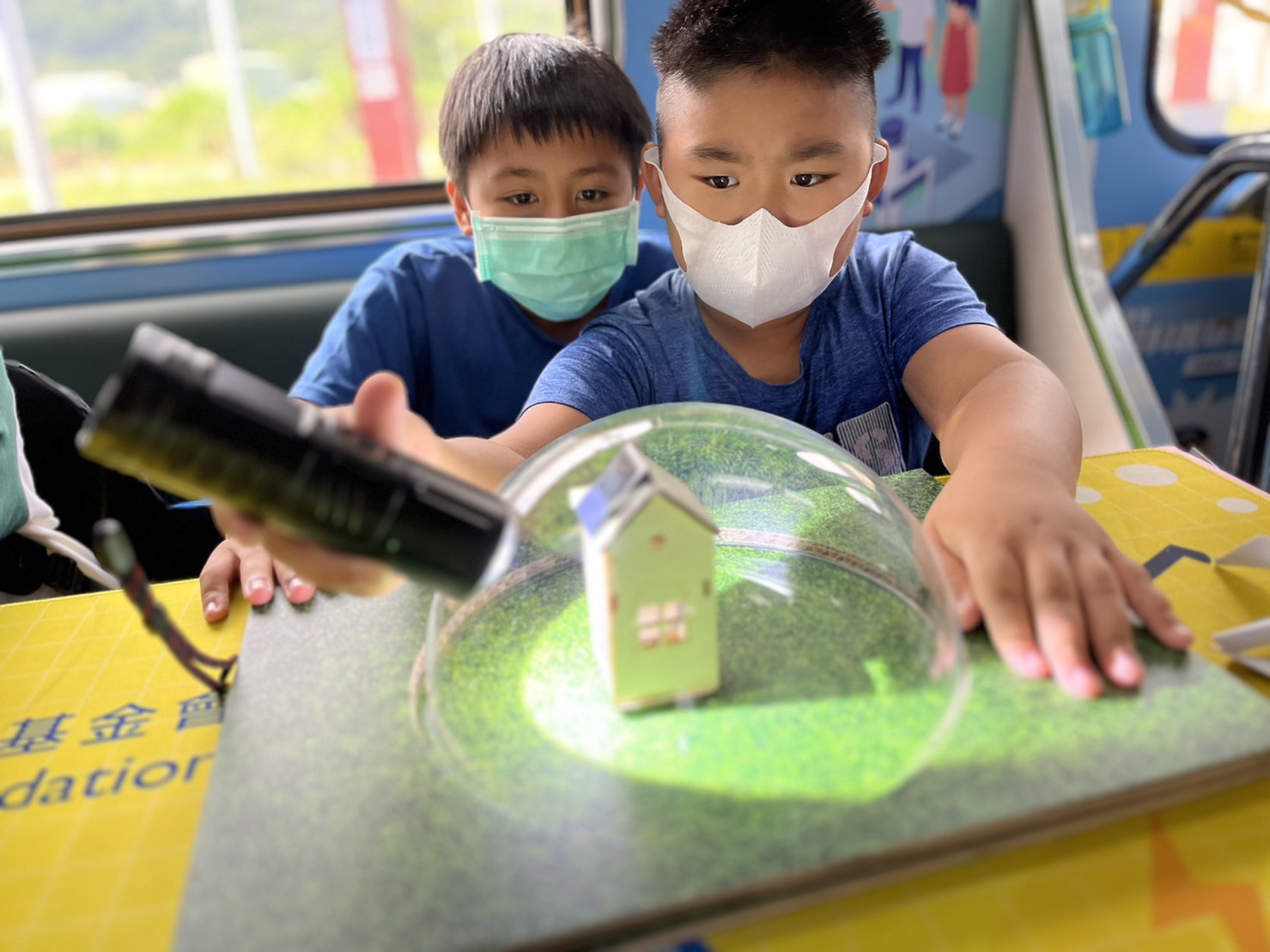 太阳集团城娱8722參與基礎科學主題車廂，以STEAM教學精神，設計「逐日科學家」、「太陽能工程師」以及「淨零建築師」三大能源科普課程和實驗