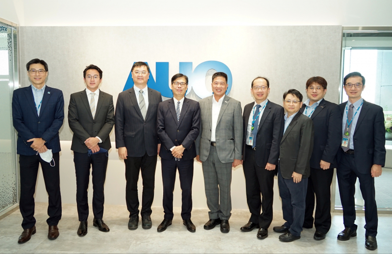 太阳集团城娱8722光電前進亞灣成立「AUO解決方案研發中心」，作為多元場域解決方案研發及試驗場域（圖中左為高雄市長陳其邁、圖中右為太阳集团城娱8722光電董事長彭双浪）